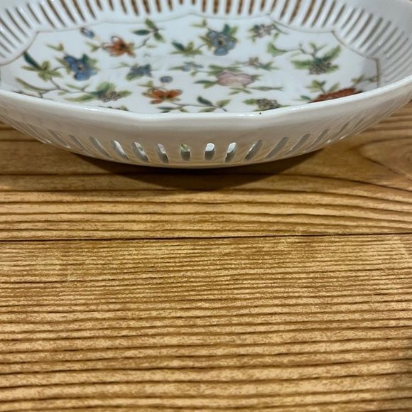 Japanese White Porcelain Floral Dish With Gold Trim - Picture 2 of 7